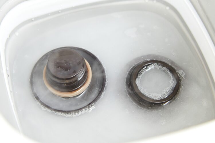 水筒のパーツを洗う