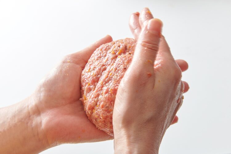 ハンバーグのタネを成形する