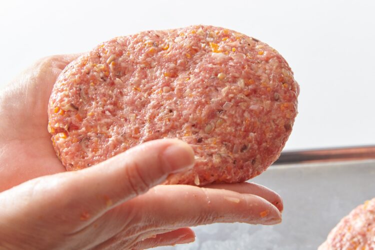 ハンバーグを成形して厚さを均一にする
