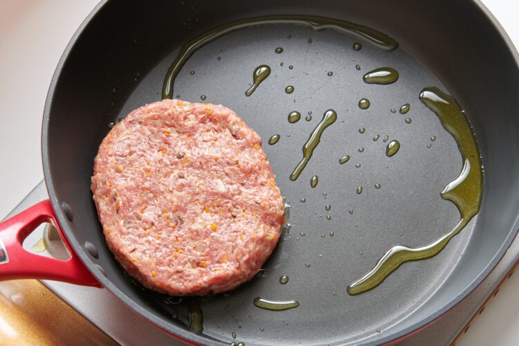 フライパンをしっかり加熱したらハンバーグを焼く