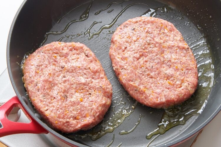 フライパンを揺すってハンバーグに油をなじませる