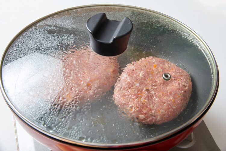 フライパンに蓋をしてハンバーグを焼く