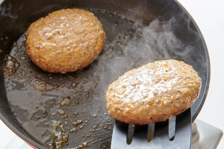 ハンバーグをひっくり返す