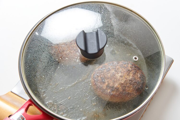 フライパンに蓋をしてハンバーグを両面焼く