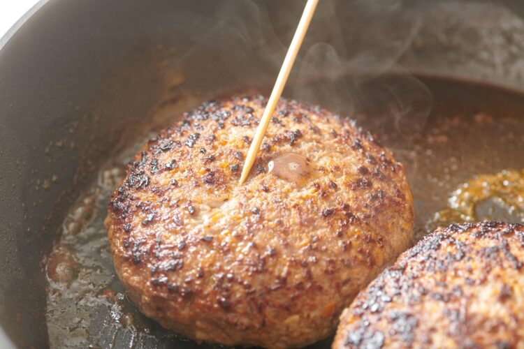 ハンバーグに串を差して様子を見る