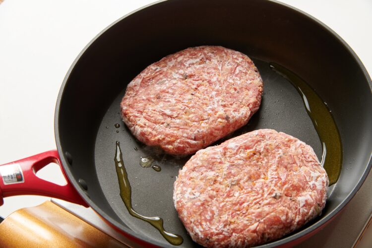 しっかり温めたフライパンに冷凍ハンバーグを入れる