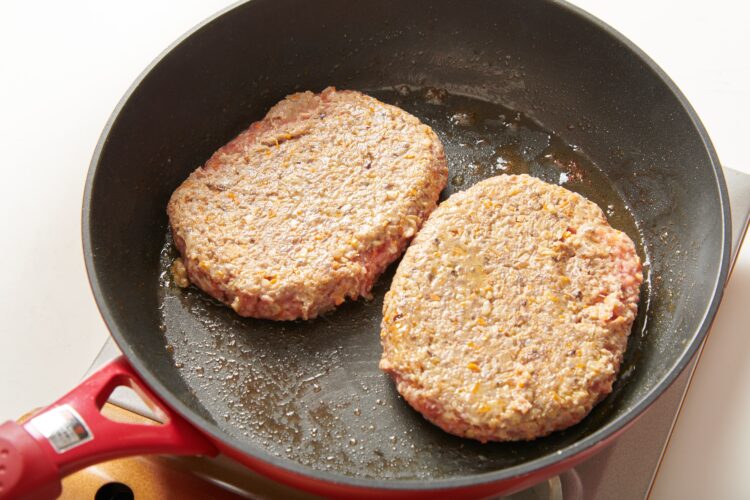 冷凍ハンバーグを強めの中火で片面を焼いたら裏返す