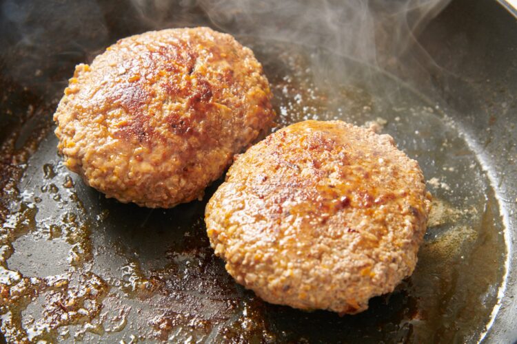 ハンバーグを裏返して表面に焼き色をつける