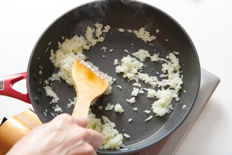 フライパンに玉ねぎを加えてしんなりするまで炒める
