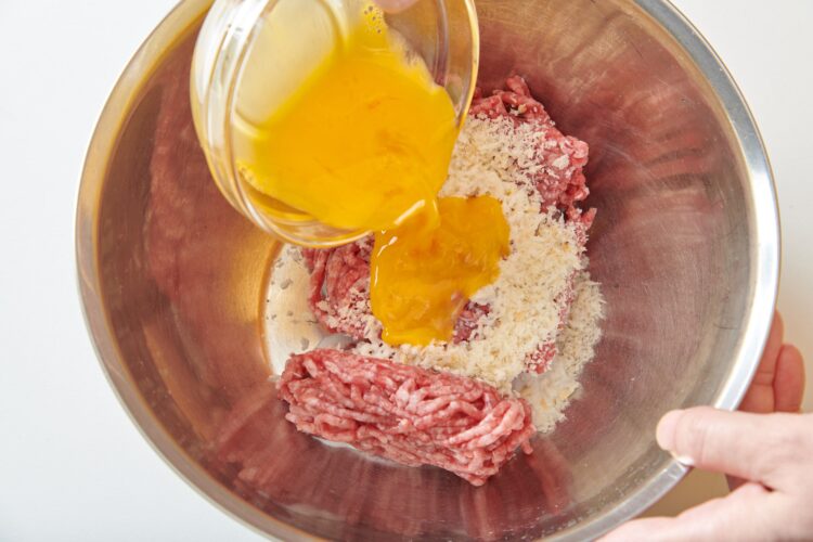 合いびき肉に調味料を入れる