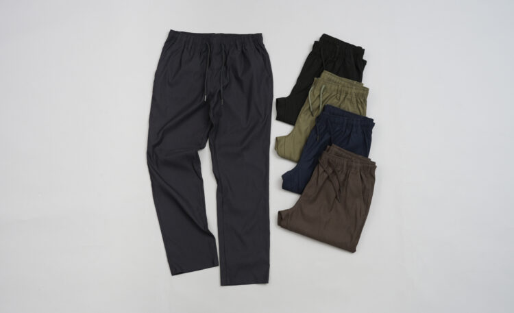 「らくにのび～るストレッチパンツ」
左から時計回りに：チャコール、ブラック、カーキ、ネイビー、ブラウン