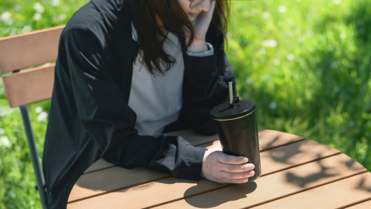 ストロータンブラーを持っている女の人
