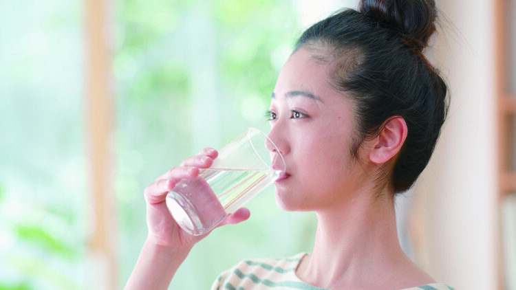 むくみが気になるときは、水分は控えるべき？