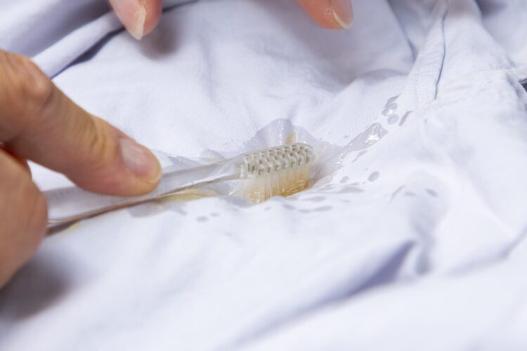 使い古しの歯ブラシで染みを叩く