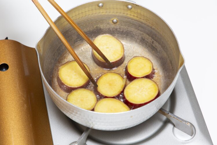サツマイモに煮汁を絡める