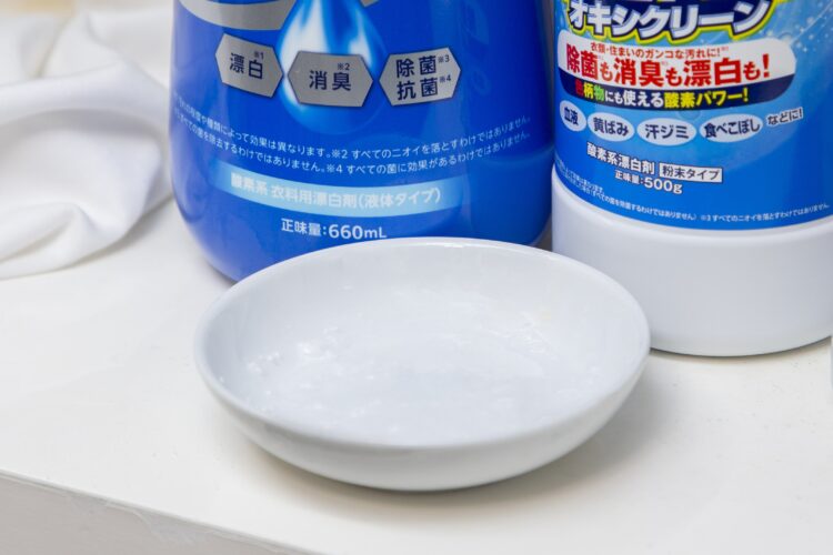 オキシクリーンの粉末タイプと液体タイプを混ぜると漂白効果がより高まる
