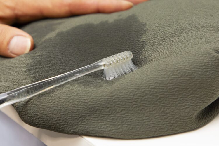 使い古しの歯ブラシで染みを叩く