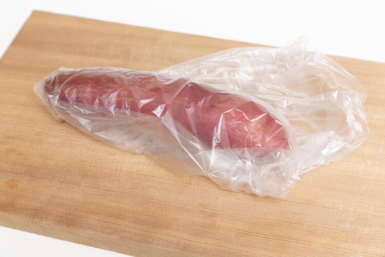 サツマイモをビニールに入れる