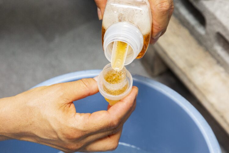 中性洗剤を入れてよく混ぜる