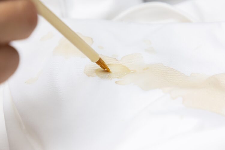 染みに洗濯洗剤を塗布する