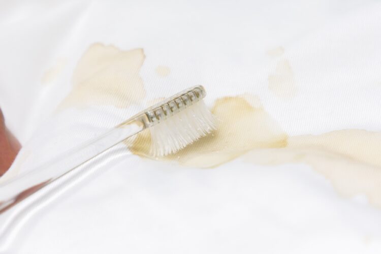 使い古しの歯ブラシで染みを叩く