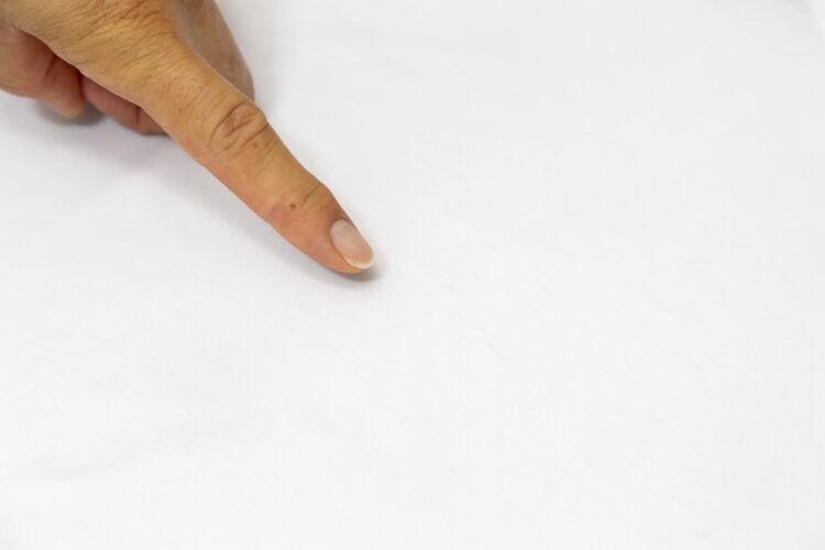 使い古しの歯ブラシで染みを叩く