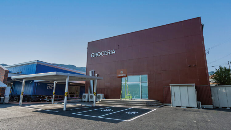 旧吉川小学校の体育館をリノベーションしたグロッサリア脇田店