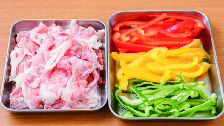 豚肉は広げながら片栗粉をまぶす。パプリカとピーマンは細切りにする。