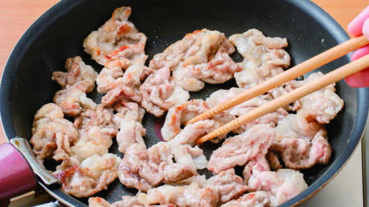 フライパンにごま油を入れ中火で熱し、豚肉を入れて色が変わるまで炒める。