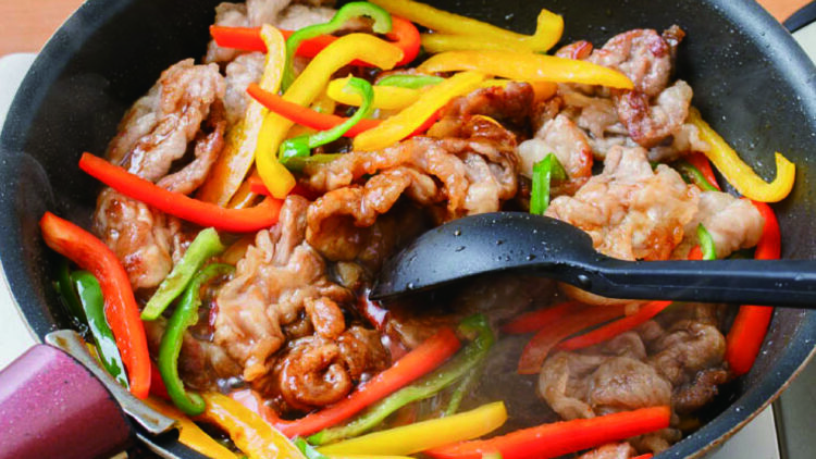 2にパプリカ、ピーマンを加えて、しんなりとしたら［A］を加えて炒め合わせる。