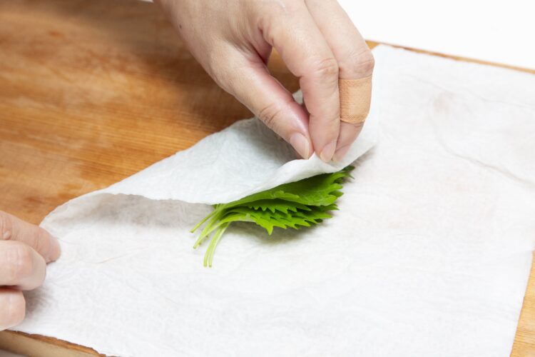 大葉をキッチンペーパーで包む