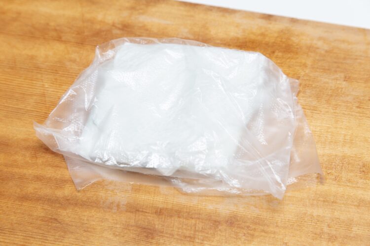 キッチンペーパーに包んだ大葉をビニールに入れる