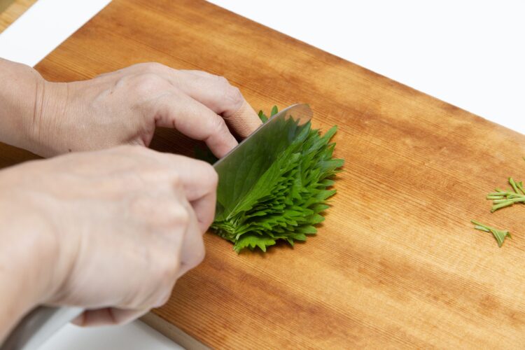 大葉を半分に切る