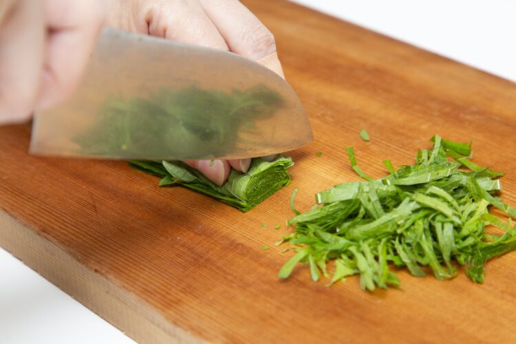 大葉を2mm幅に切る