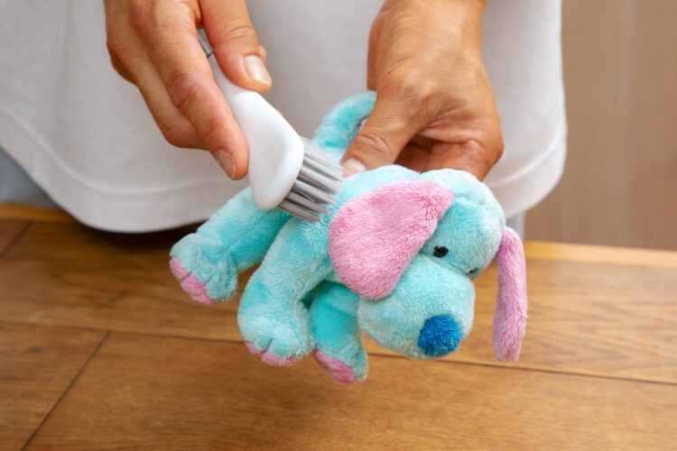 ぬいぐるみをブラシでこする