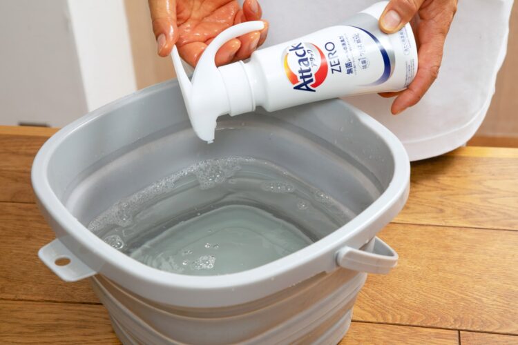 中性洗剤をバケツに入れる