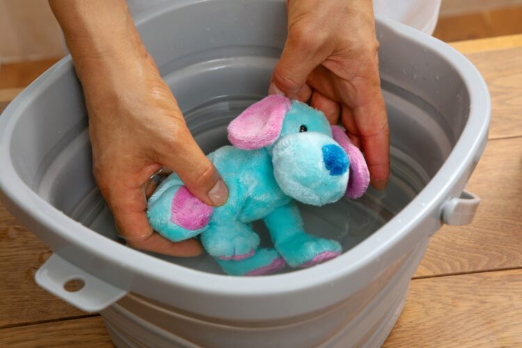 ぬいぐるみをもみ洗いする