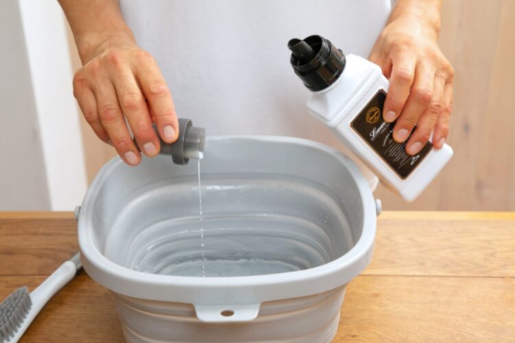 柔軟剤をバケツに入れる