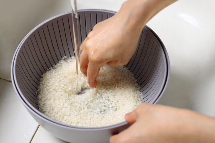 お米を研いでいる様子