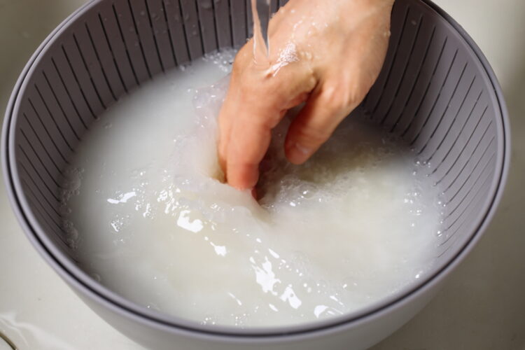 お米を研いでいる様子