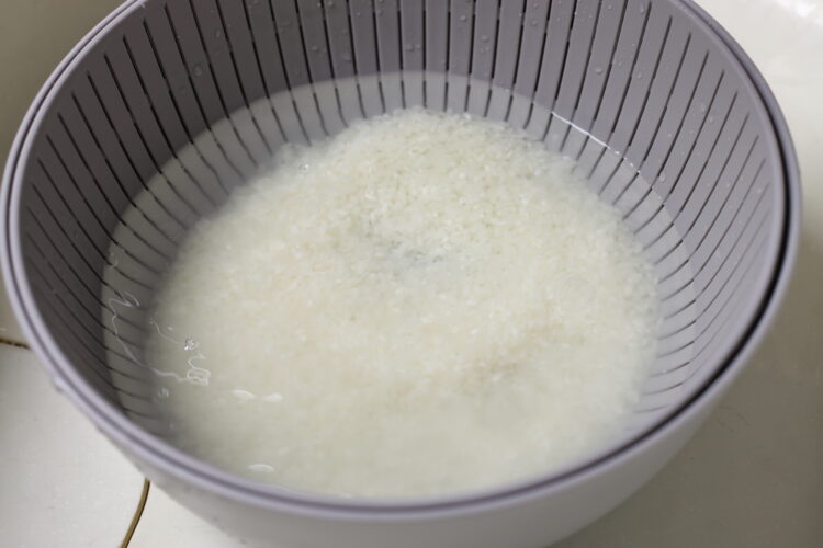 お米を水につけている様子