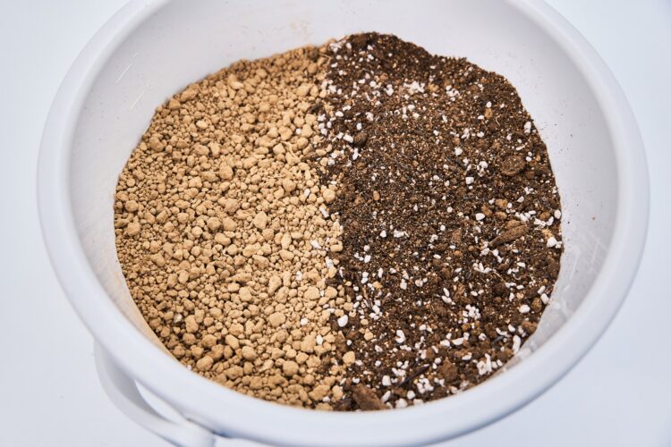 土をブレンドする