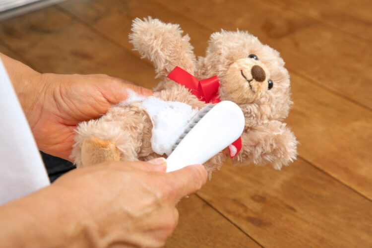 ぬいぐるみをブラシでこする