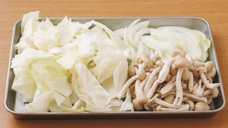 サケとキャベツのみそチーズ焼き①キャベツはざく切り、タマネギは薄切り、シメジは硬い部分を除いてほぐす。