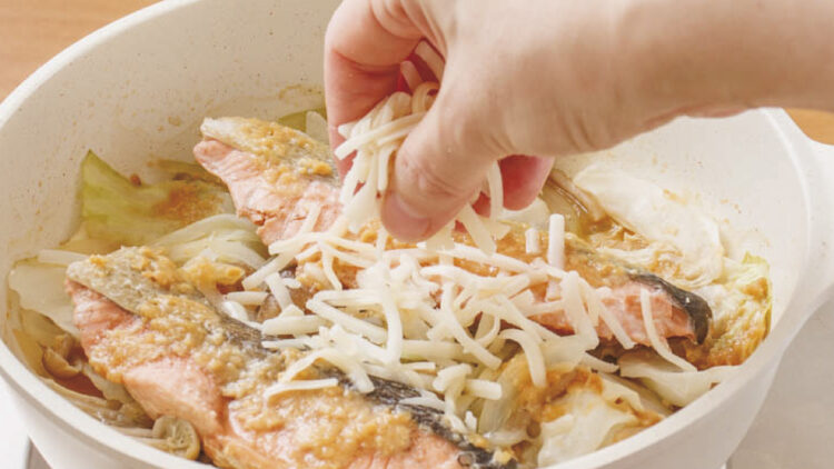 サケとキャベツのみそチーズ焼き③2にシュレッドチーズをのせて再びふたをし、チーズが溶けるまで加熱する。