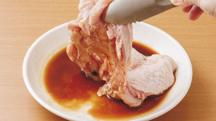 レンジで簡単！照り焼きチキン風②耐熱容器に［A］を入れて良く混ぜ、1を加えて一度上下を返す。ラップをして電子レンジ（600W）で2分30秒加熱する。