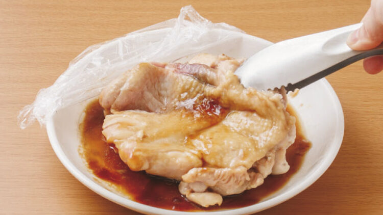 レンジで簡単!照り焼きチキン風③2の鶏肉の上下を返し、再びラップをして電子レンジ(600W)で約1分30秒、中に火が通るまで加熱する。