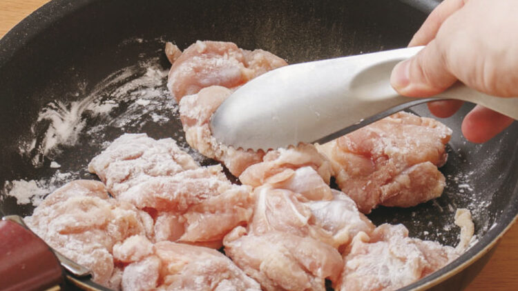 鶏の香味ネギだれ①鶏肉を入れ、塩、こしょうを振って片栗粉をまぶす。