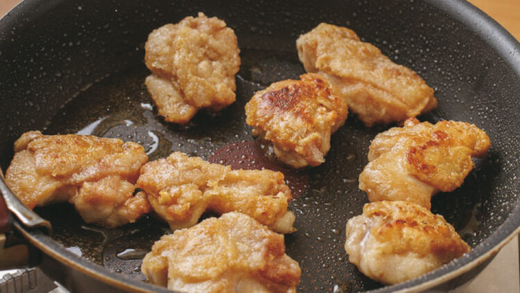 鶏の香味ネギだれ②フライパンにごま油を入れて中火にかける。
