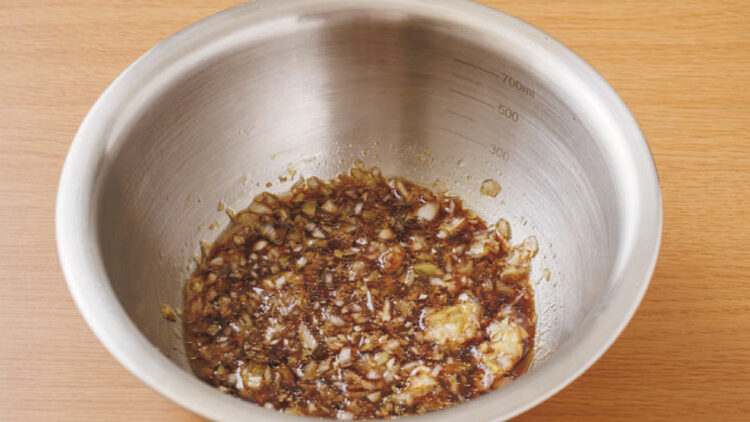 鶏の香味ネギだれ③焼いているあいだに長ネギをみじん切りにし、［A］と混ぜ合わせる。